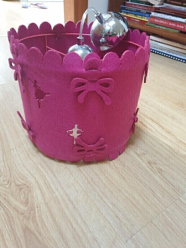 Elbląg Sprzedam żyrandol do pokoju dziecięcego z filcu w kolorze fuksji. Nie używany. Odbiór na terenie Elbląga.