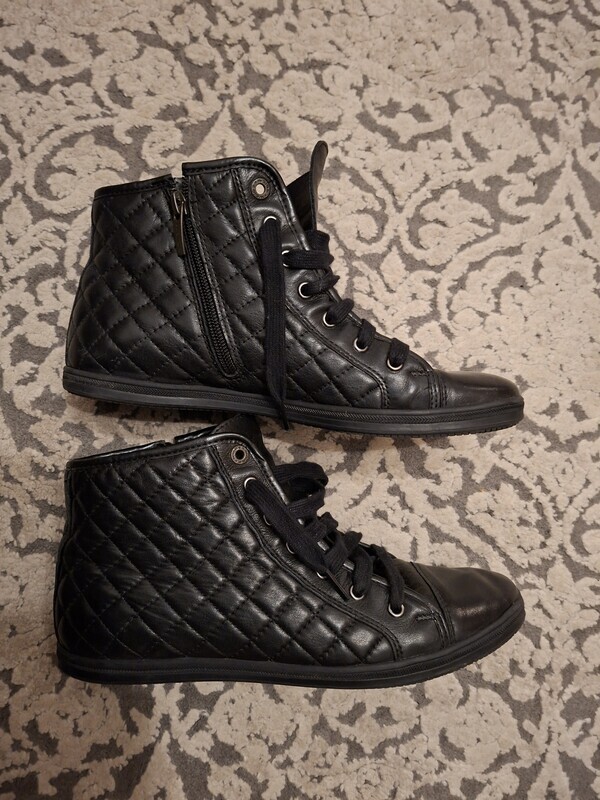 Elbląg Buty damskie rozm. 40.
1.Trzewiki czarne ze skóry sznurowane z zamkiem z boku firmy Wojas. Stan b. dobry. Cena