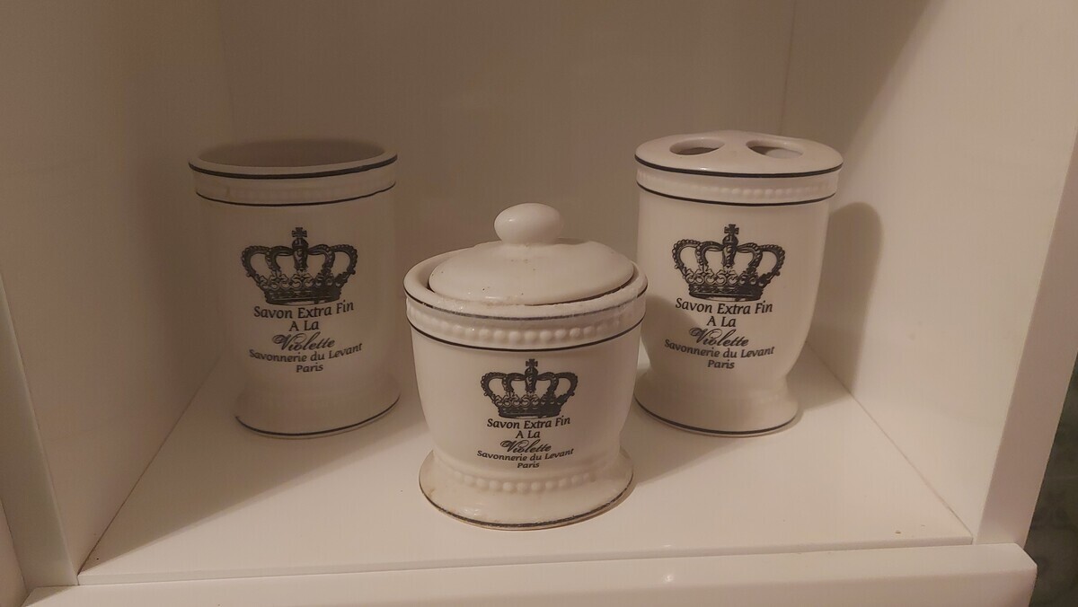 Elbląg Zestaw pojemników toaletowych.