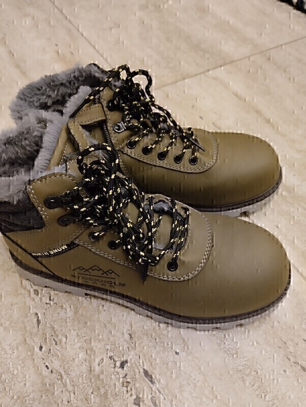 Elbląg Sprzedam buty zimowe ocieplane z futerkiem rozmiar 37.
Założone 2 razy. Brak śladów użytkowania.