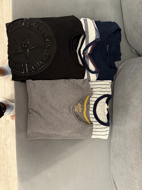 Elbląg Sprzedam bluzki i spodnie dla chłopca 146-152
Bluzki 40 zł za wszystkie
Spodnie 80 zł za wszystkie