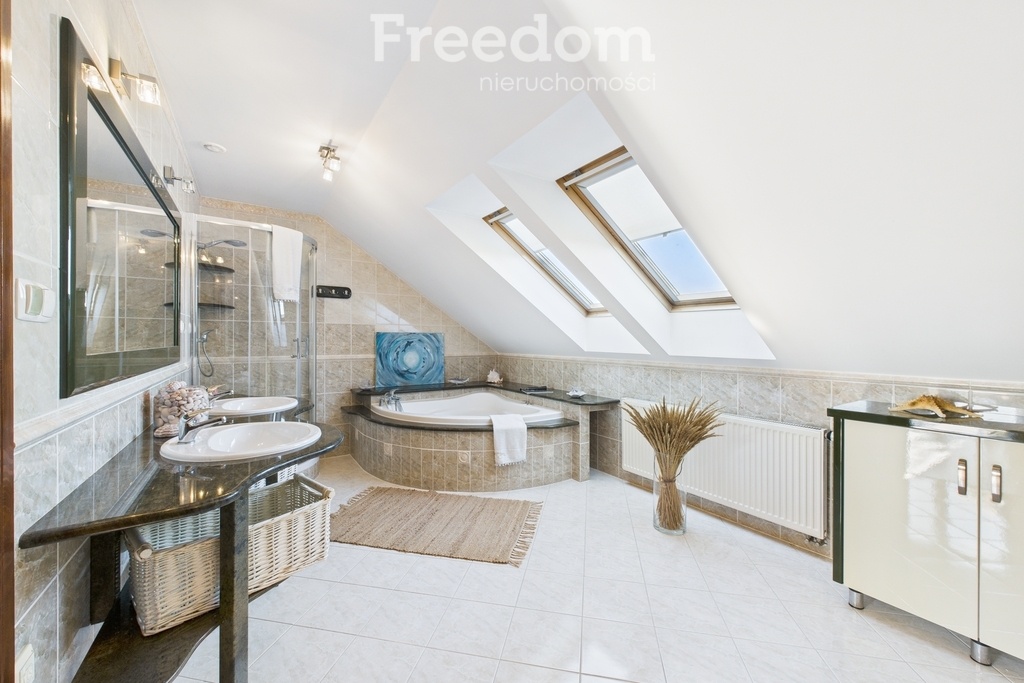 Elbląg FREEDOM NIERUCHOMOŚCISprzedam dom - Elbląg, Skierniewicka. Marzysz o życiu w spokojnej okolicy, ale z