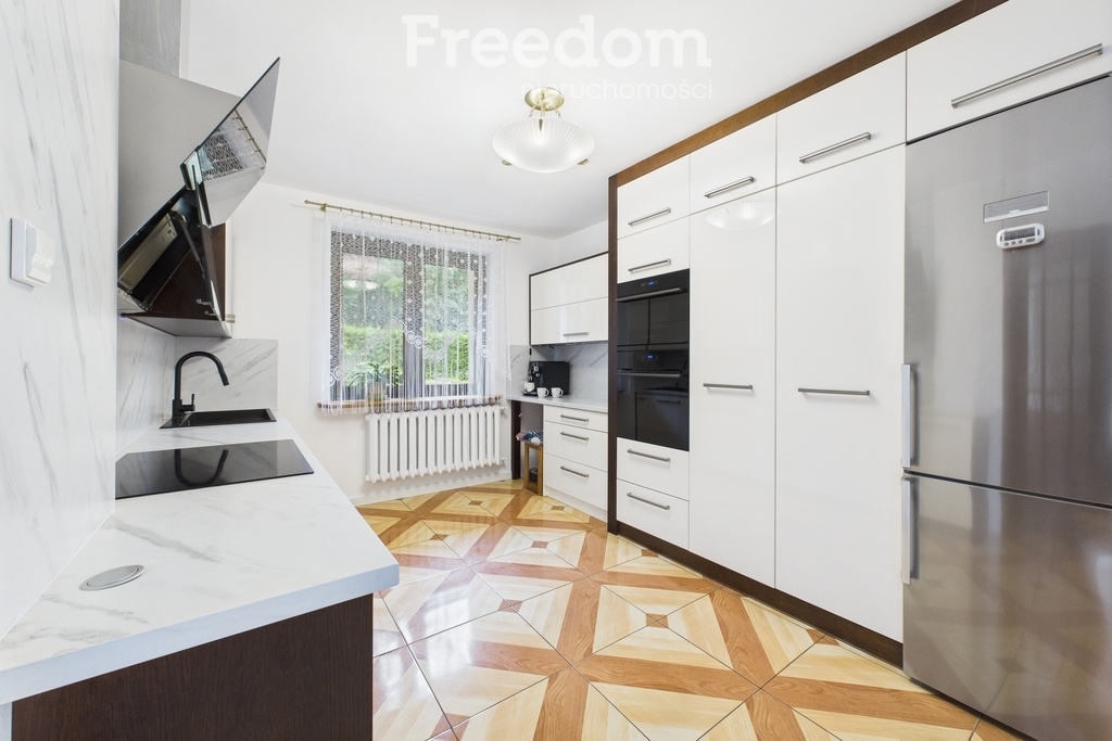 Elbląg FREEDOM NIERUCHOMOŚCISprzedam dom - Frombork, Elbląska. LokalizacjaDom usytuowany jest w cichej, spokojnej