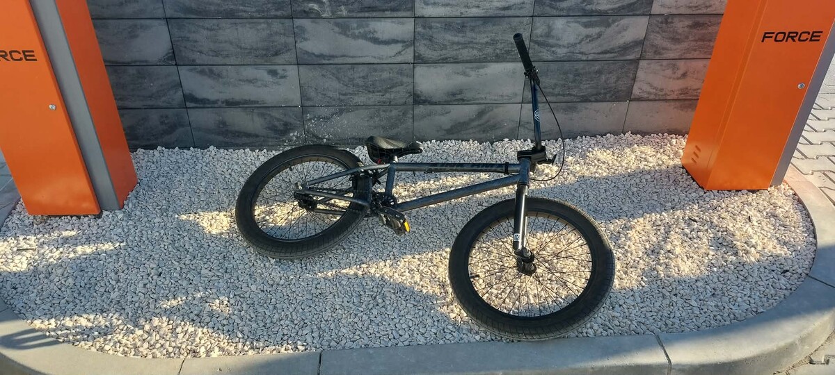 Elbląg Sprzedam rower BMX Kink Curb z 2022 roku w kolorze Matte Brushed Silver. Rower w bardzo dobrym stanie, gotowy