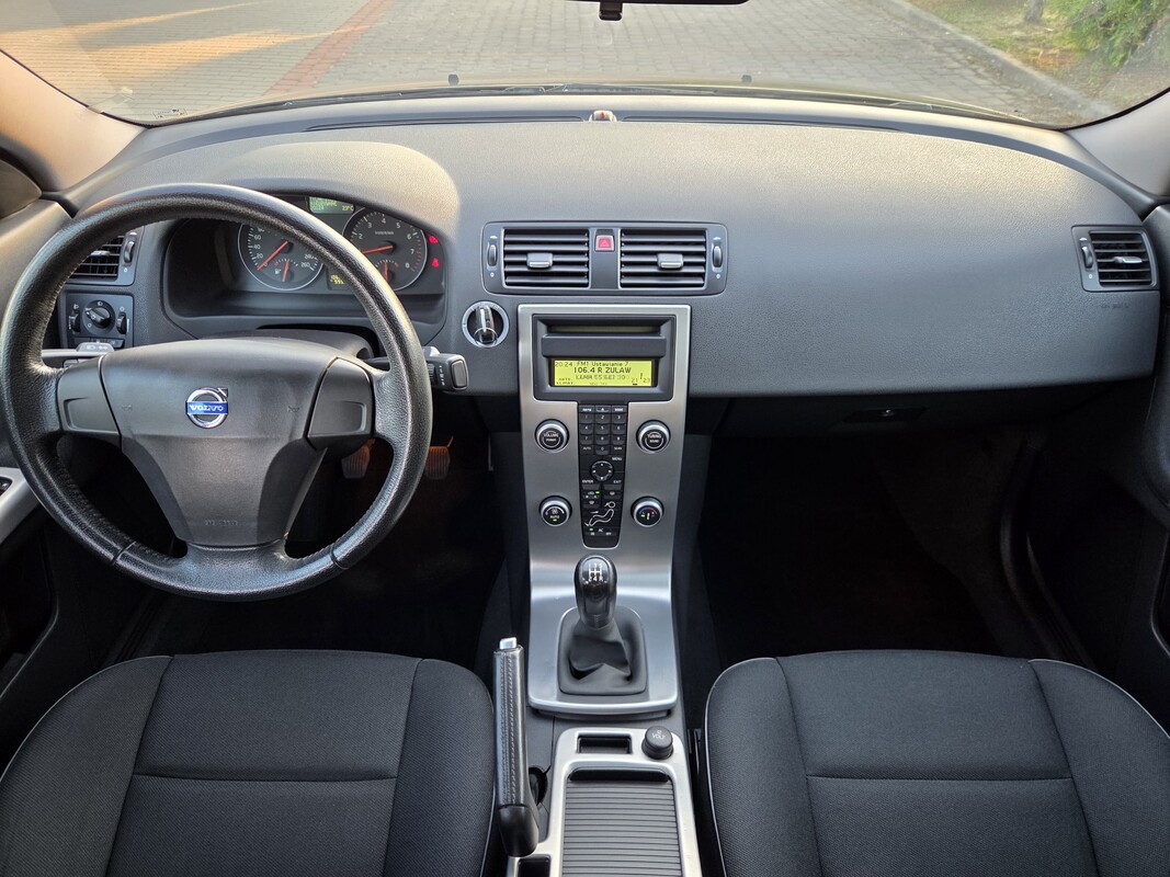 Elbląg Oferuję do sprzedaży Volvo S40 z 2007 roku – klasyczny sedan z niezawodnym silnikiem benzynowym 1.8 o