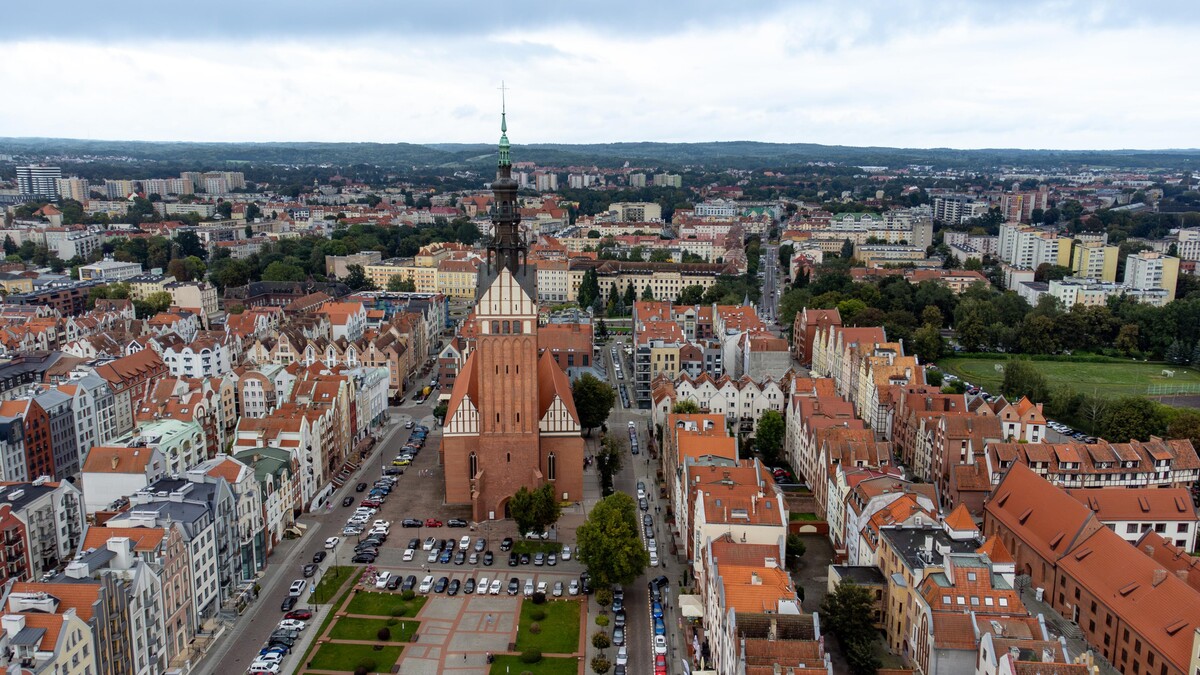 Elbląg TO MY SPRZEDAJEMYNIERUCHOMOŚCI W TYM MIEŚCIEBIURO NIERUCHOMOŚCIAMERICAN HOMEWYNAJMĘ - 3 POKOJE - STARY