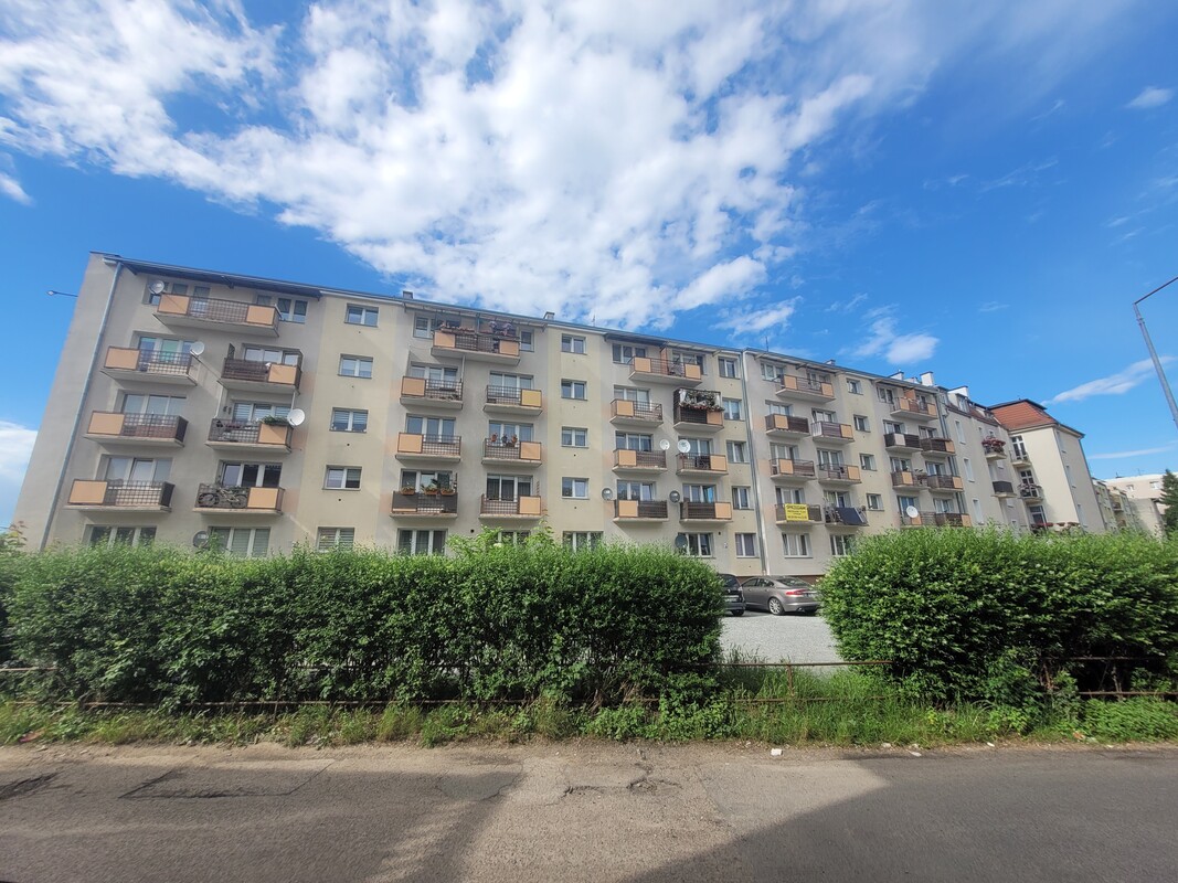 Elbląg BEZPOŚREDNIO! Gotowe do zamieszkania, 2-pokojowe mieszkanie z prywatnym parkingiem i balkonem tuż przy