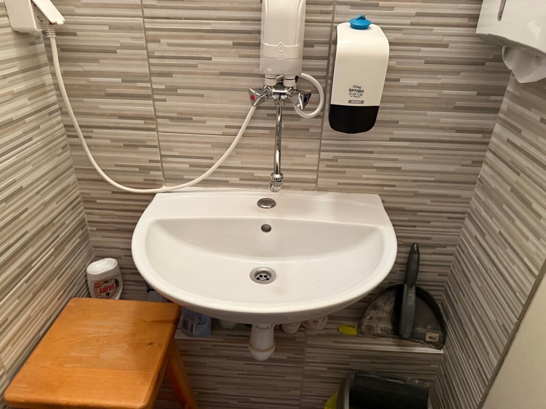 Elbląg BIURO NIERUCHOMOŚCISZULC& SZULCLokal usługowy: Elblągu ul. RobotniczaPowierzchnia: 50 m2Na wynajem