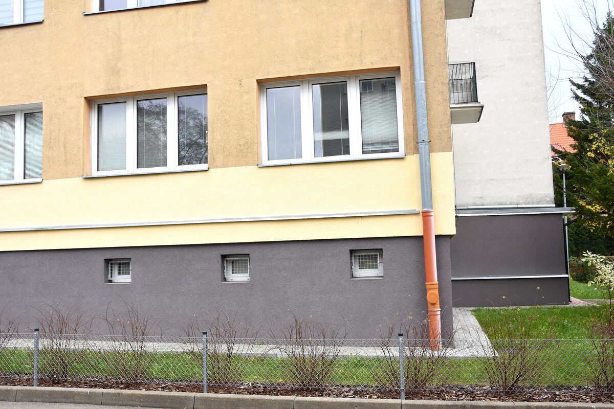 Elbląg ATUT NIERUCHOMOŚCI POLECA:Trzy pokojowe mieszkanie w bloku na wysokim parterze, idealne dla osób starszych,