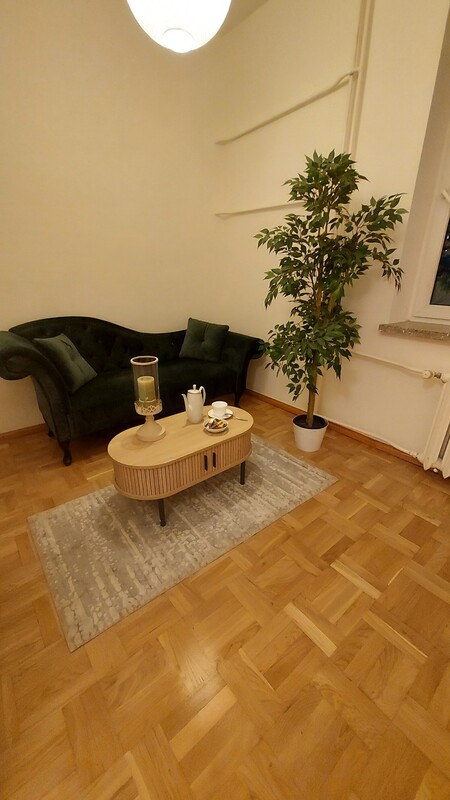 Elbląg Kwietnik retro
Krzesla
Szafka retro oszklona
Fotel unikalny
Lustro z OKIENNICAMI
Stolik
Komoda
