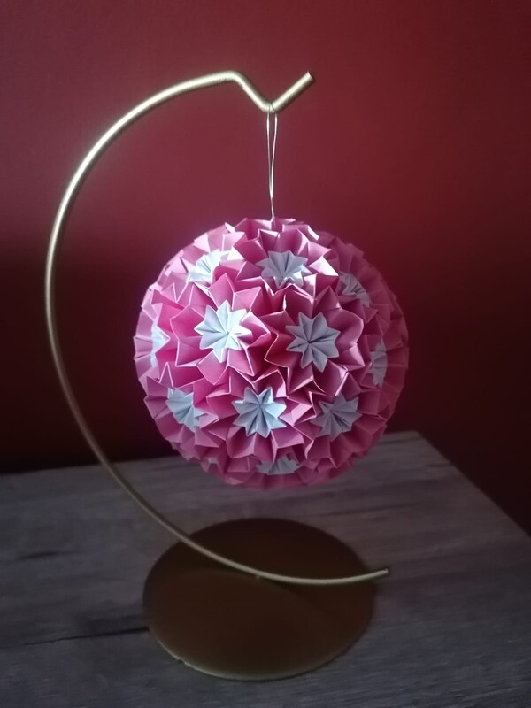 Elbląg Dzień dobry,
W ramach hobby wykonuje z papieru kartki okolicznościowe, origami modułowe 3d.
Poszukujesz