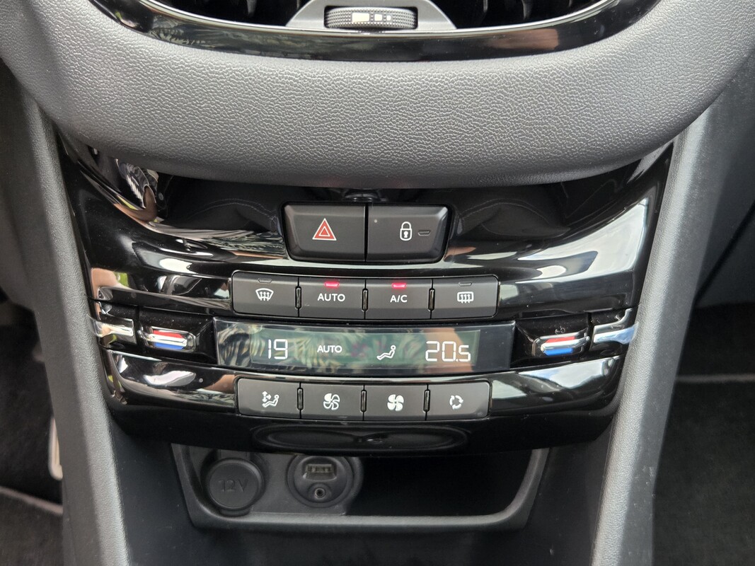 Elbląg Oferuję do sprzedaży zadbany egzemplarz Peugeot 208 w wersji Allure z chwalonym silnikiem benzynowym 1.4 VTI 95