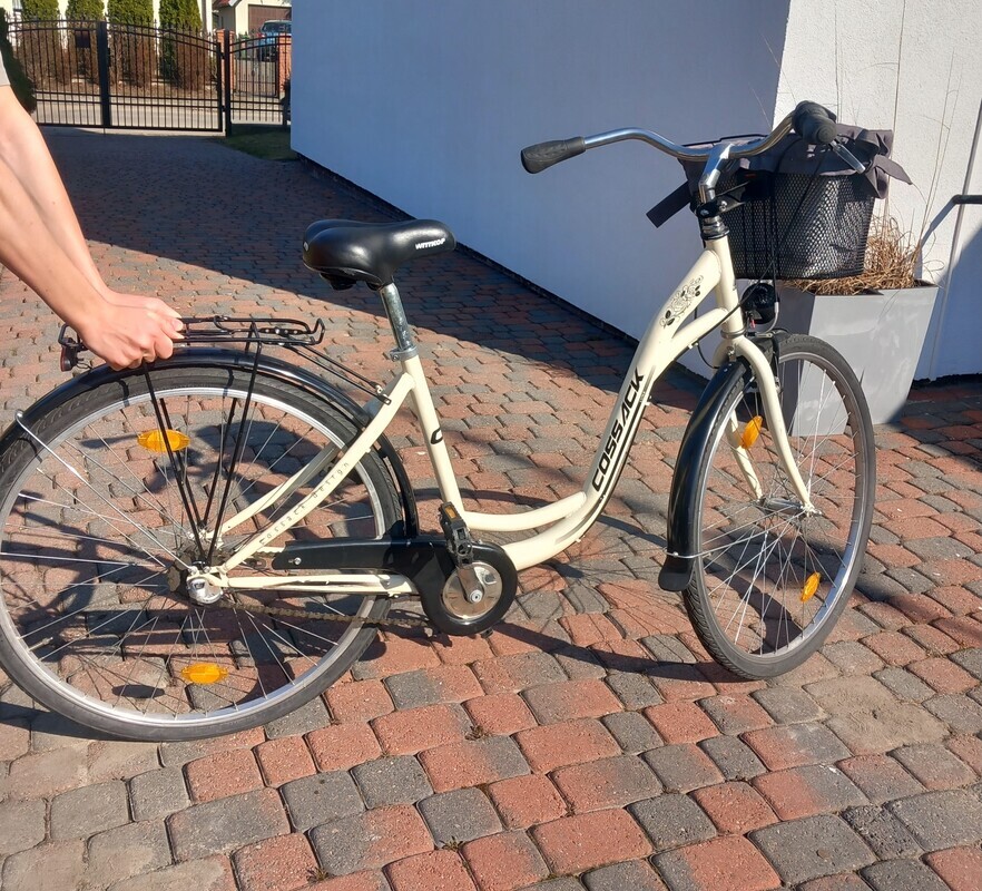 Elbląg Rower damski Cossack luna w bardzo dobrym stanie. 
Używany posiada niewielkie zadrapania i stopkę do wymiany.