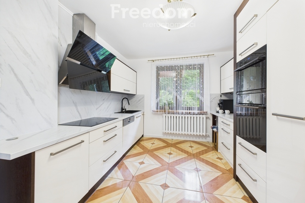 Elbląg FREEDOM NIERUCHOMOŚCISprzedam dom - Frombork, Elbląska. LokalizacjaDom usytuowany jest w cichej, spokojnej