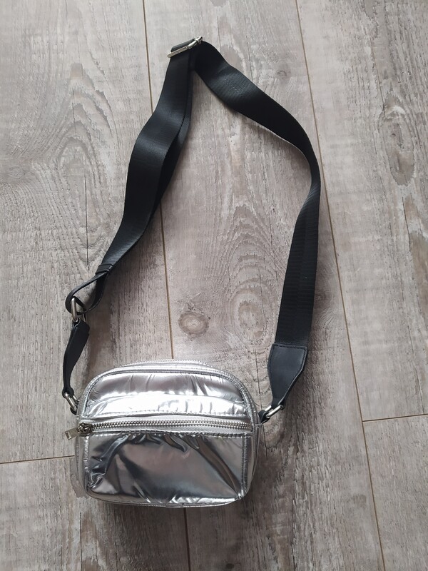 Elbląg 1.Torebka kopertówka NOWY z metką - 35 zł
2.Worek czarny NOWY - 40 ZŁ
3.Torebka Monnnari - 20zł
4.Srebrna