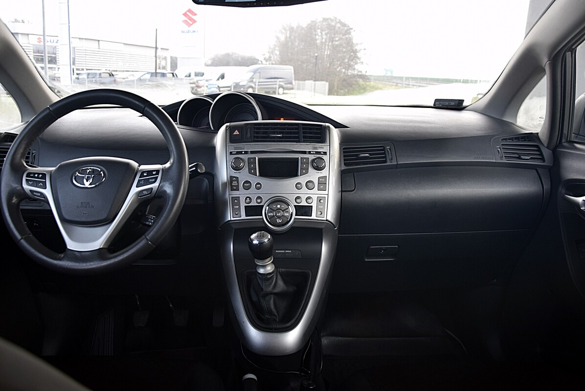 Elbląg Toyota Verso 1.8 benzyna, 2011 rok - 7 osobowa, bardzo ładna. Auto w wersji 7 osobowa, czyste i zadbane bez