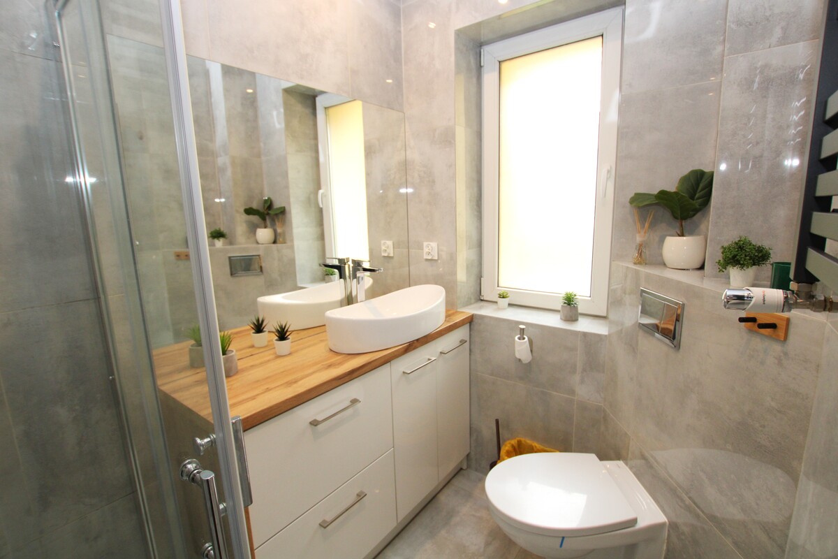 Elbląg NIERUCHOMOŚCI ANNA KRASZEWSKA Trzypokojowe mieszkanie po remoncie na parterze *media miejskie