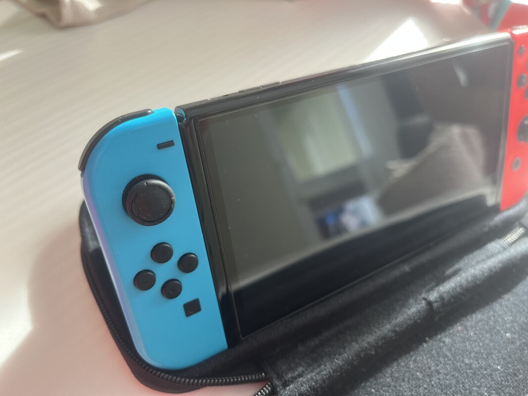 Elbląg 🎮 Sprzedam zestaw Nintendo Switch Oled. Konsola działa bez zastrzeżeń. ✅ W skład zestawu wchodzi: