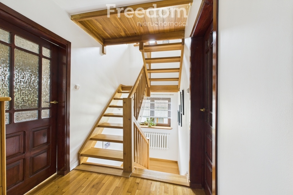 Elbląg FREEDOM NIERUCHOMOŚCISprzedam dom - Frombork, Elbląska. LokalizacjaDom usytuowany jest w cichej, spokojnej