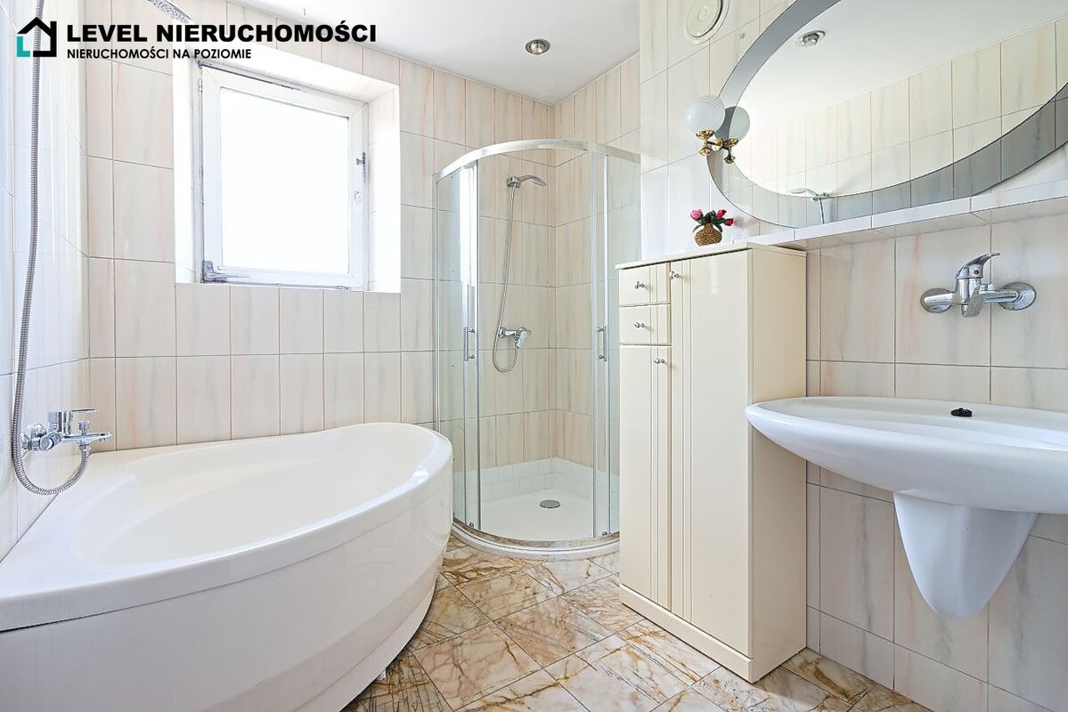 Elbląg LEVEL NIERUCHOMOŚCI Dom na dużej działce w Elbląguplus dwa garażeul. Freta NIERUCHOMOŚCI NA POZIOMIE