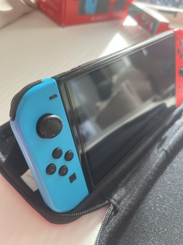 Elbląg 🎮 Sprzedam zestaw Nintendo Switch Oled. Konsola działa bez zastrzeżeń. ✅ W skład zestawu wchodzi: