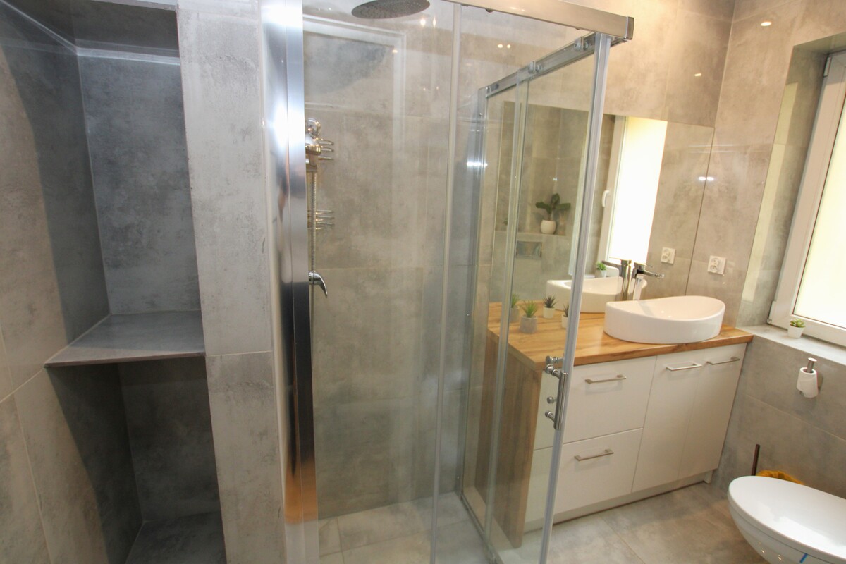 Elbląg NIERUCHOMOŚCI ANNA KRASZEWSKA Trzypokojowe mieszkanie po remoncie na parterze *media miejskie