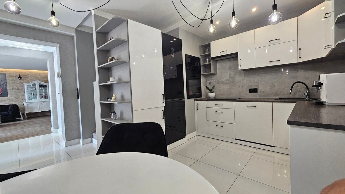 Elbląg BIURO NIERUCHOMOŚCISZULC& SZULCDom - Jantar ul. GdańskaPowierzchnia domu: 200 m2Powierzchnia działki: 800