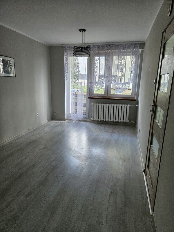 Elbląg Na sprzedaż – jasne i przytulne mieszkanie 2-pokojowe z balkonem na parterze.