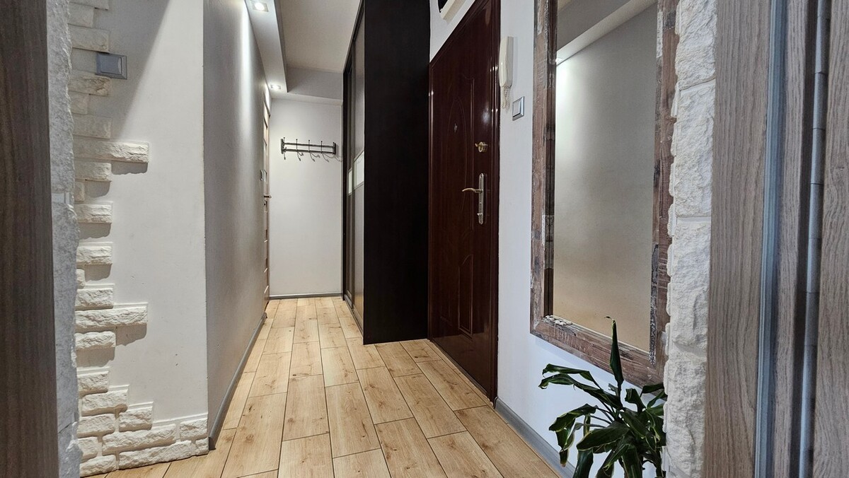 Elbląg BIURO NIERUCHOMOŚCISZULC& SZULCPowierzchnia mieszkania: 59 m2Garaż: 18 m2Ogródek: ok 100 m2Mieszkanie na