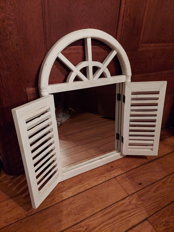 Elbląg PIEKNE LUSTRO-- OKNO.
Z OKIENNICAMI I LUKIEM
FIGURKI PORCELANOWE
KRYSZTALOWE OZDOBY