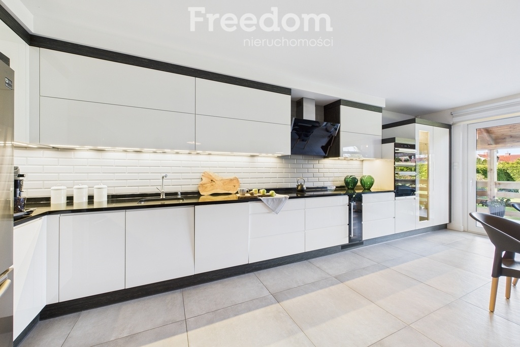 Elbląg FREEDOM NIERUCHOMOŚCISprzedam dom - Elbląg, Skierniewicka. Marzysz o życiu w spokojnej okolicy, ale z