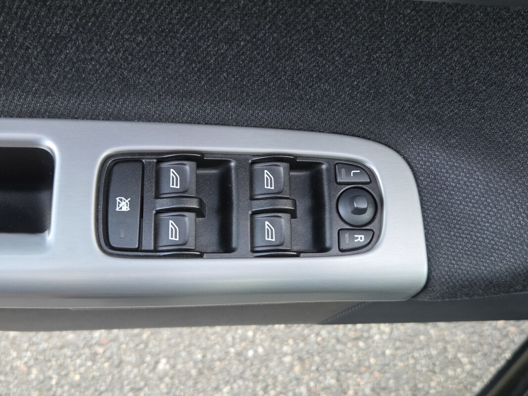 Elbląg Oferuję do sprzedaży Volvo S40 z 2007 roku – klasyczny sedan z niezawodnym silnikiem benzynowym 1.8 o