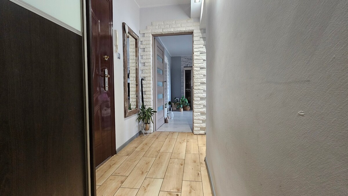 Elbląg BIURO NIERUCHOMOŚCISZULC& SZULCPowierzchnia mieszkania: 59 m2Garaż: 18 m2Ogródek: ok 100 m2Mieszkanie na