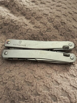 Elbląg Sprzedam wielofunkcyjny scyzoryk Multitool Victorinox Spirit X używany ale w niezłym stanie minus ciężko