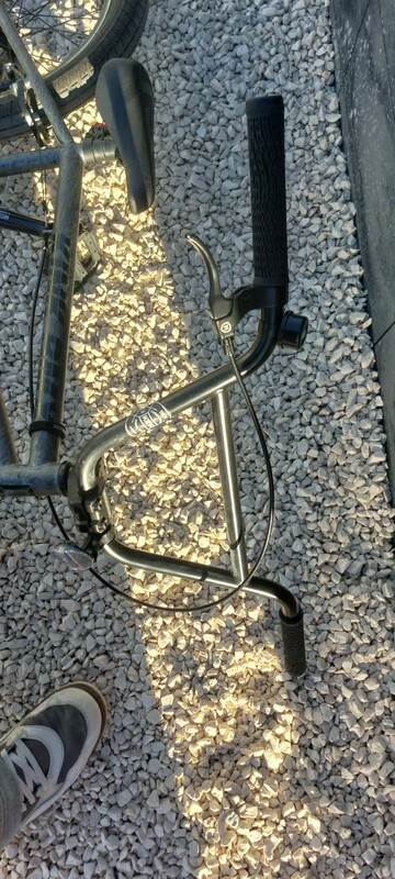 Elbląg Sprzedam rower BMX Kink Curb z 2022 roku w kolorze Matte Brushed Silver. Rower w bardzo dobrym stanie, gotowy