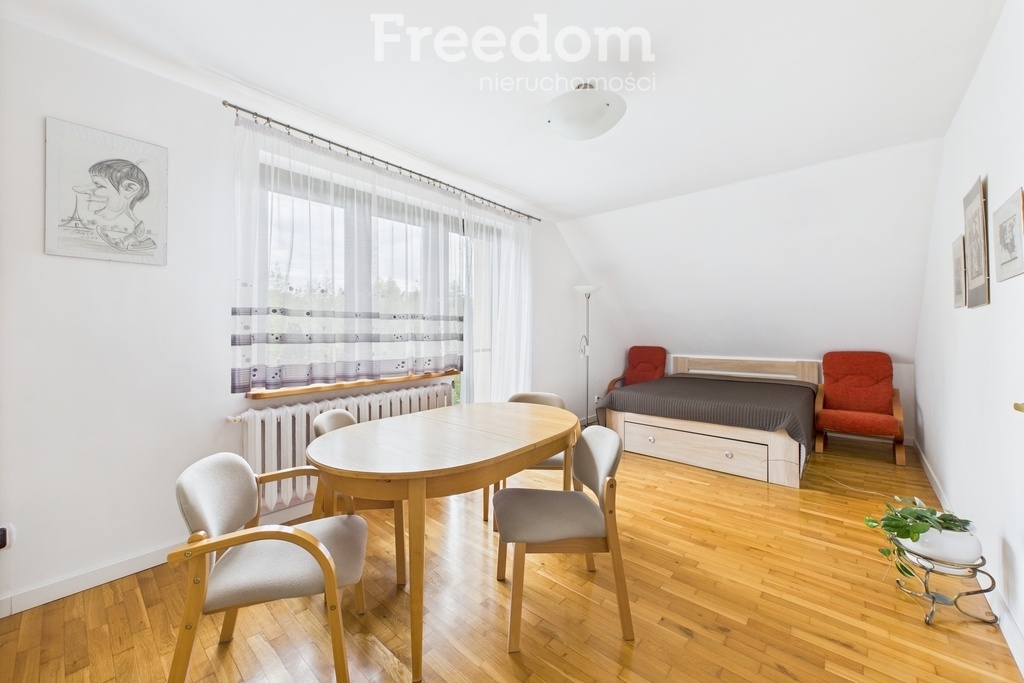 Elbląg FREEDOM NIERUCHOMOŚCISprzedam dom - Frombork, Elbląska. LokalizacjaDom usytuowany jest w cichej, spokojnej