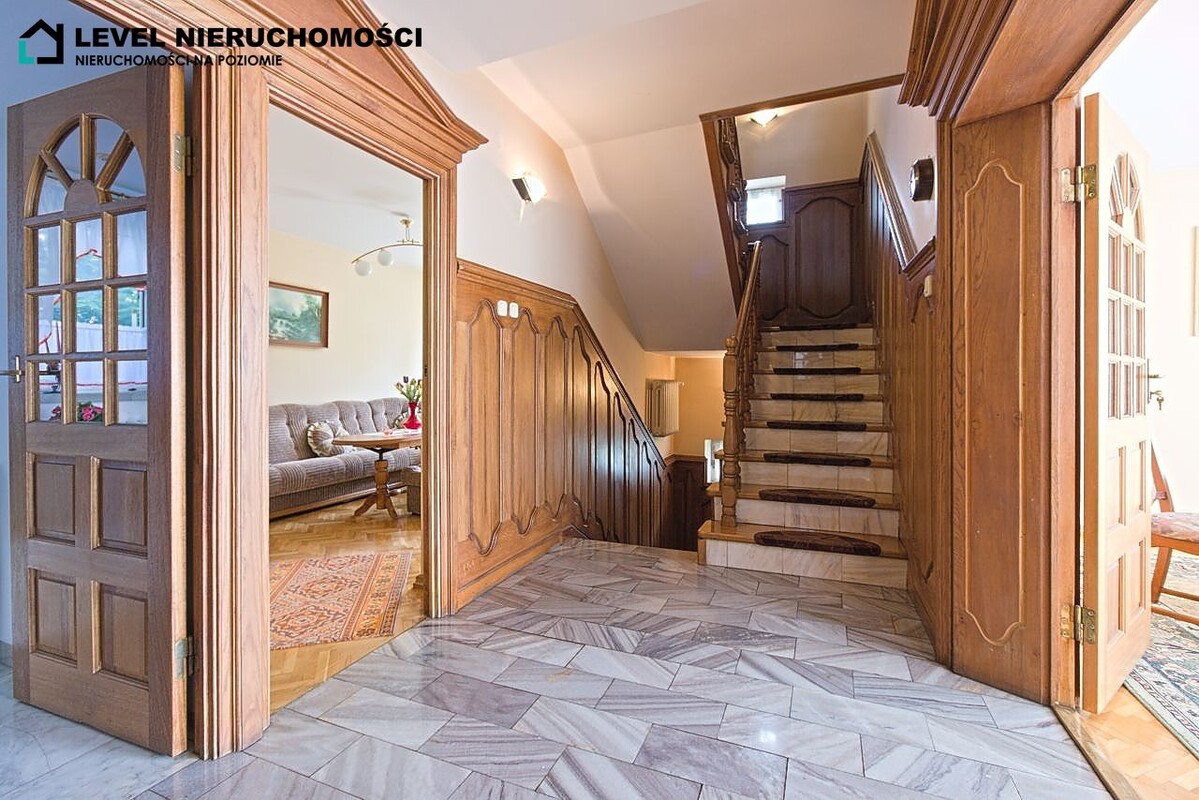 Elbląg LEVEL NIERUCHOMOŚCI Dom na dużej działce w Elbląguplus dwa garażeul. Freta NIERUCHOMOŚCI NA POZIOMIE