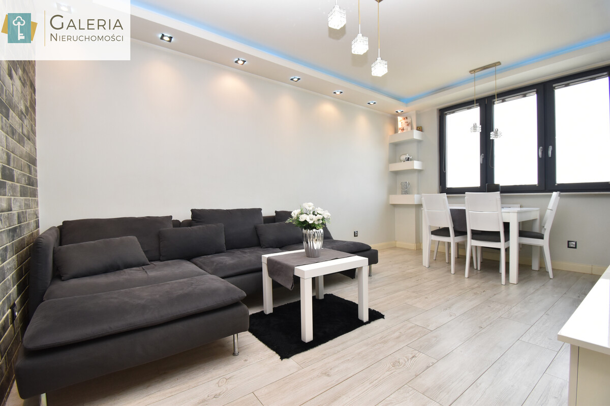 Elbląg GALERIA NIERUCHOMOŚCIZ pasji i miłości do nieruchomościNa sprzedaż: 2 pokoje przy rynkuul. Płk