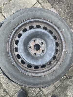 Elbląg Sprzedam koła 5x112 z oponami zimowymi 205/55/16 zamontowane były na passat b6.cena 150zl
Dwie opony spoko i