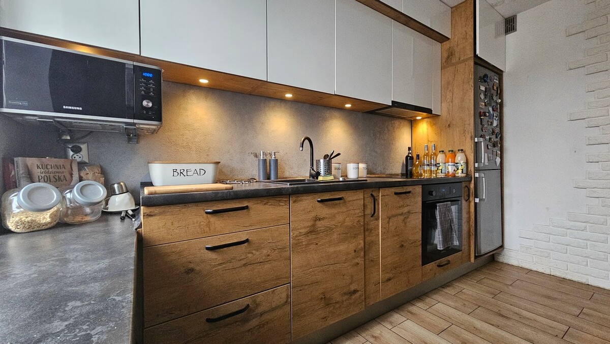 Elbląg BIURO NIERUCHOMOŚCISZULC& SZULCPowierzchnia mieszkania: 59 m2Garaż: 18 m2Ogródek: ok 100 m2Mieszkanie na