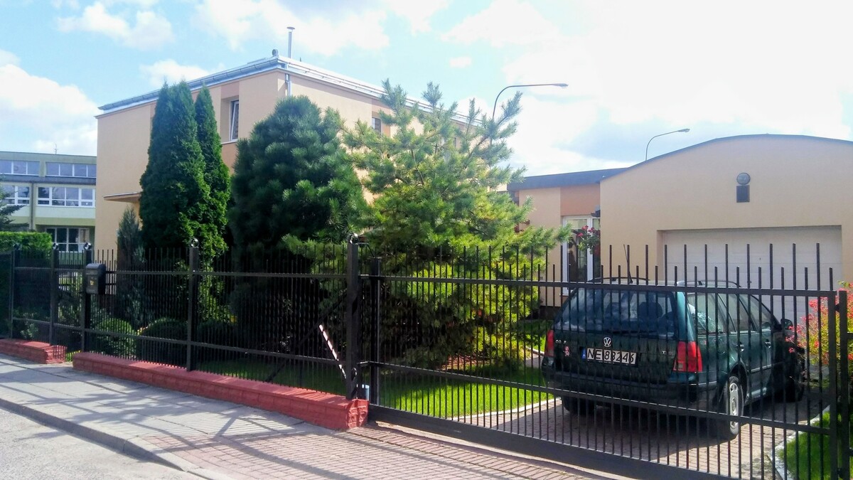 Elbląg Na sprzedaż pół domu o powierzchni około 110 m², położonego w atrakcyjnej lokalizacji przy ul.