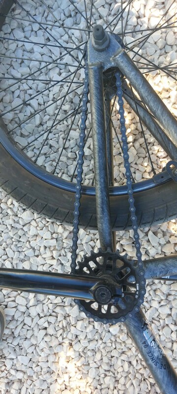 Elbląg Sprzedam rower BMX Kink Curb z 2022 roku w kolorze Matte Brushed Silver. Rower w bardzo dobrym stanie, gotowy