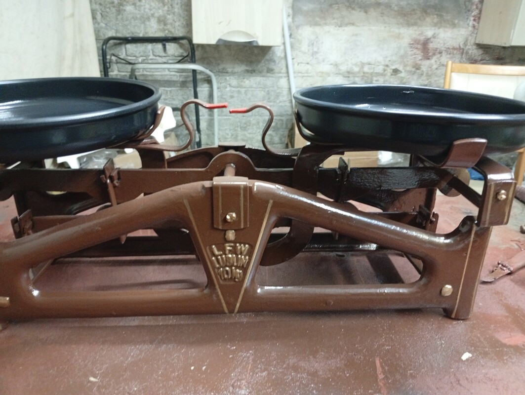 Elbląg OKAZJA! Sprzedam 2 wagi szalkowe zabytek PRL po całkowitej renowacji sprawna atrakcyjny wygląd szalki