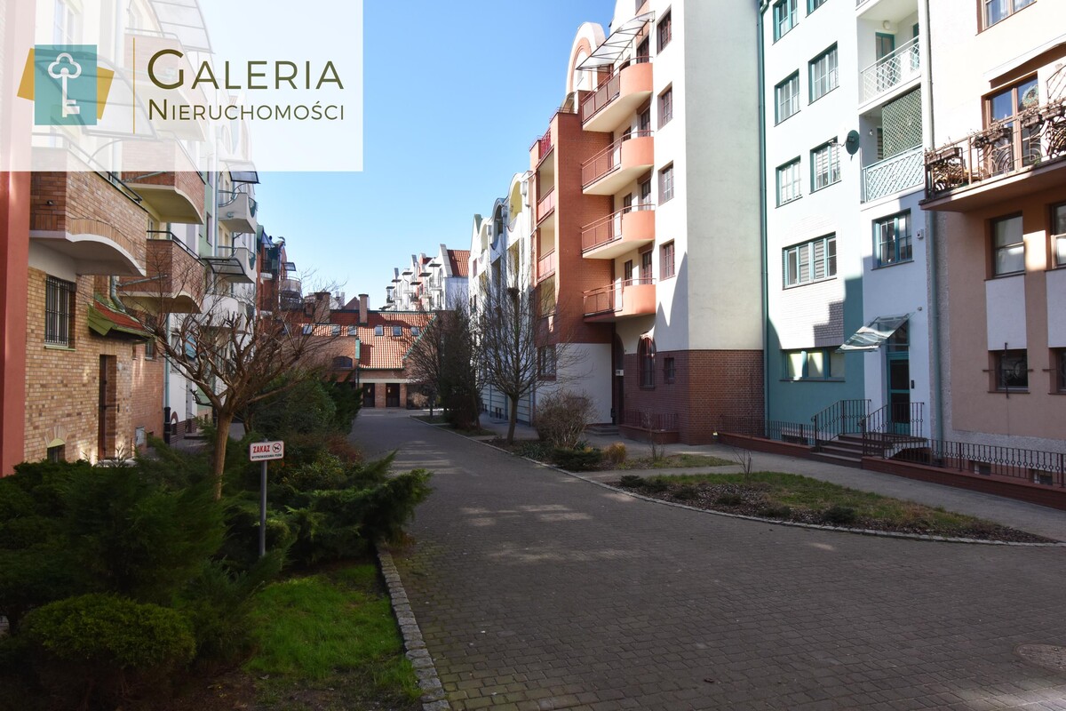 Elbląg GALERIA NIERUCHOMOŚCIZ pasji i miłości do nieruchomościNa sprzedaż: Trzy pokoje z balkonem w samym sercu