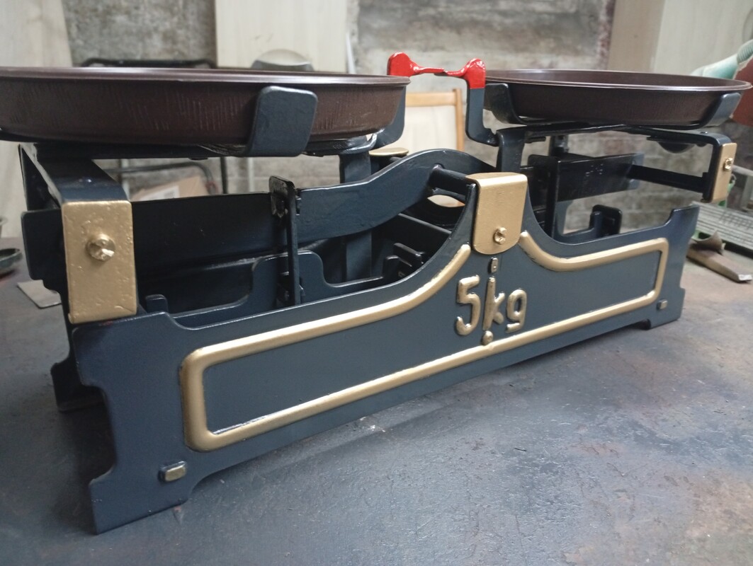 Elbląg OKAZJA! Sprzedam 2 wagi szalkowe zabytek PRL po całkowitej renowacji sprawna atrakcyjny wygląd szalki