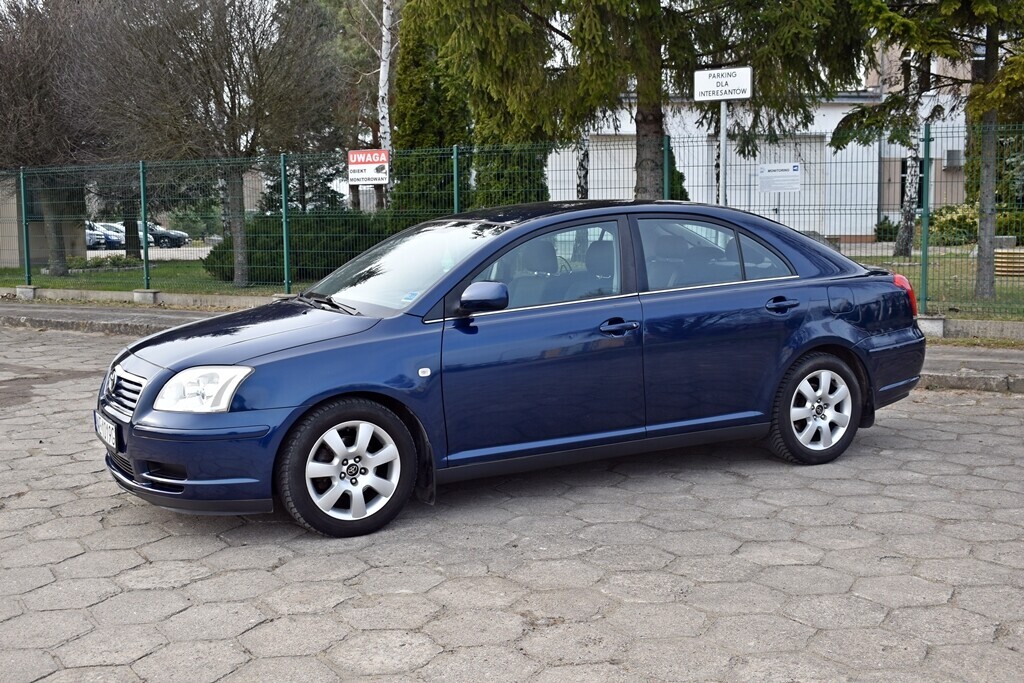 Elbląg &nbsp; TOYOTA AVENSIS II HatchbackSalon Polska, silnik benzynowySprawna klimatyzacja, bez oznak