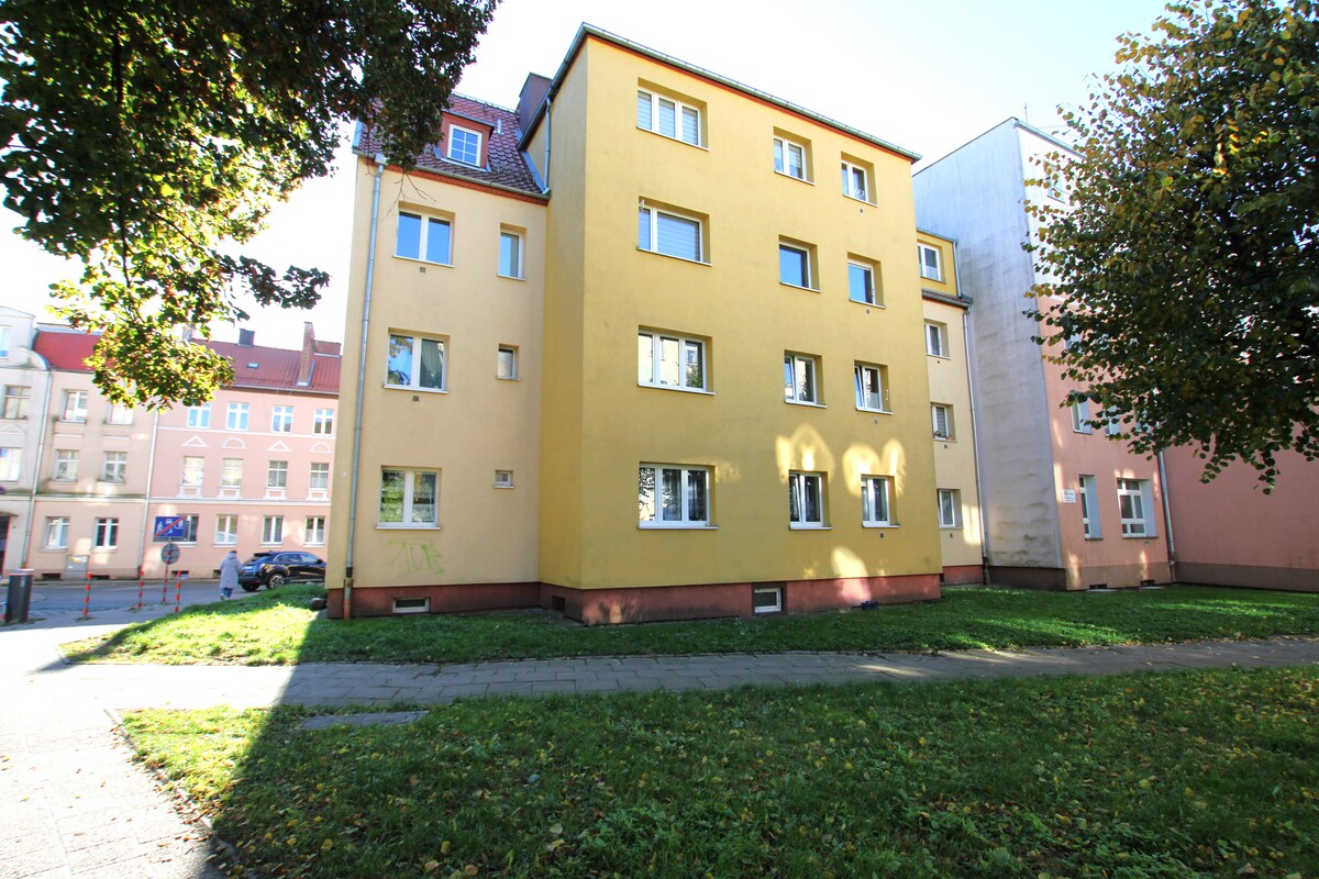 Elbląg NIERUCHOMOŚCI ANNA KRASZEWSKA Trzypokojowe mieszkanie po remoncie na parterze *media miejskie