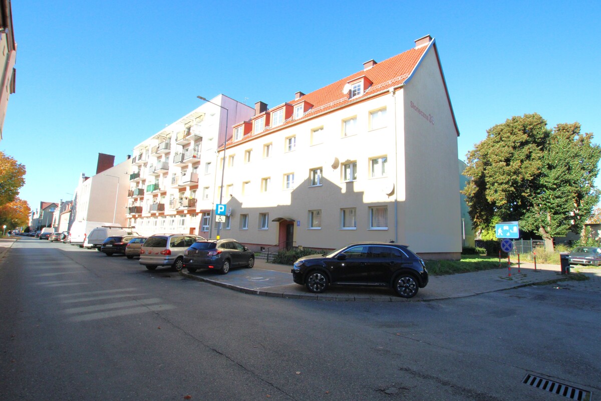 Elbląg NIERUCHOMOŚCI ANNA KRASZEWSKA Trzypokojowe mieszkanie po remoncie na parterze *media miejskie