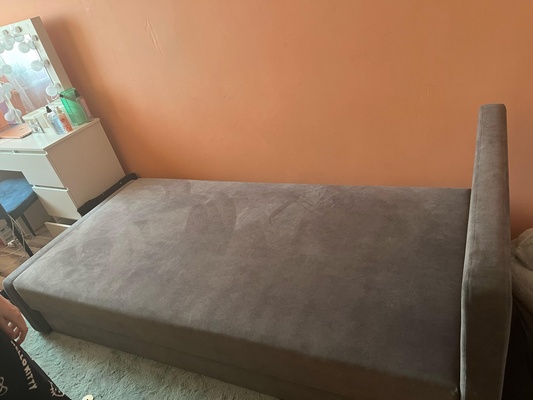 Elbląg Sprzedam mało używane łóżko młodzieżowe o wymiarze 90x180cm ze skrzynią na pościel i bezglowie tkanina welur na