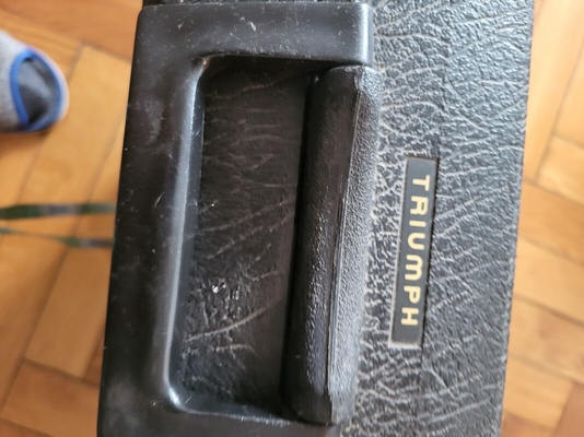 Elbląg Sprzedam maszynę do pisania. Jest starą i sprawna, z trzcionką niemiecką. Oddam też baniak /gąsior/do wina.